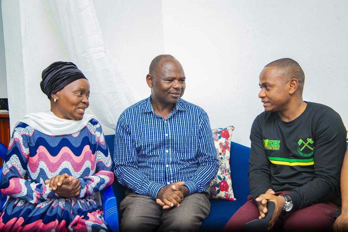 ComradeKawaida's tweet photo. Leo nilibahatika kuitembele familia ya Mwanafunzi Alexander Tillya ambae ni mnufaika wa SAMIA SCHOLARSHIP iliyotolewa kwa udhamini wa Mheshimiwa Raisi  Dr @SuluhuSamia anaesoma Shahada ya kwanza ya Udaktari Chuo Kikuu Cha Muhimbili inayoishi Mkoani Manyara Wilaya ya Kiteto https://t.co/h4Nh1TmoQy