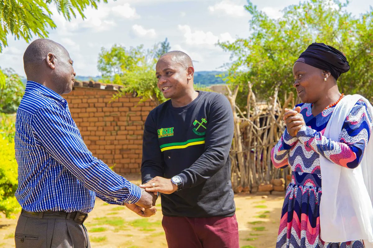 ComradeKawaida's tweet photo. Leo nilibahatika kuitembele familia ya Mwanafunzi Alexander Tillya ambae ni mnufaika wa SAMIA SCHOLARSHIP iliyotolewa kwa udhamini wa Mheshimiwa Raisi  Dr @SuluhuSamia anaesoma Shahada ya kwanza ya Udaktari Chuo Kikuu Cha Muhimbili inayoishi Mkoani Manyara Wilaya ya Kiteto https://t.co/h4Nh1TmoQy