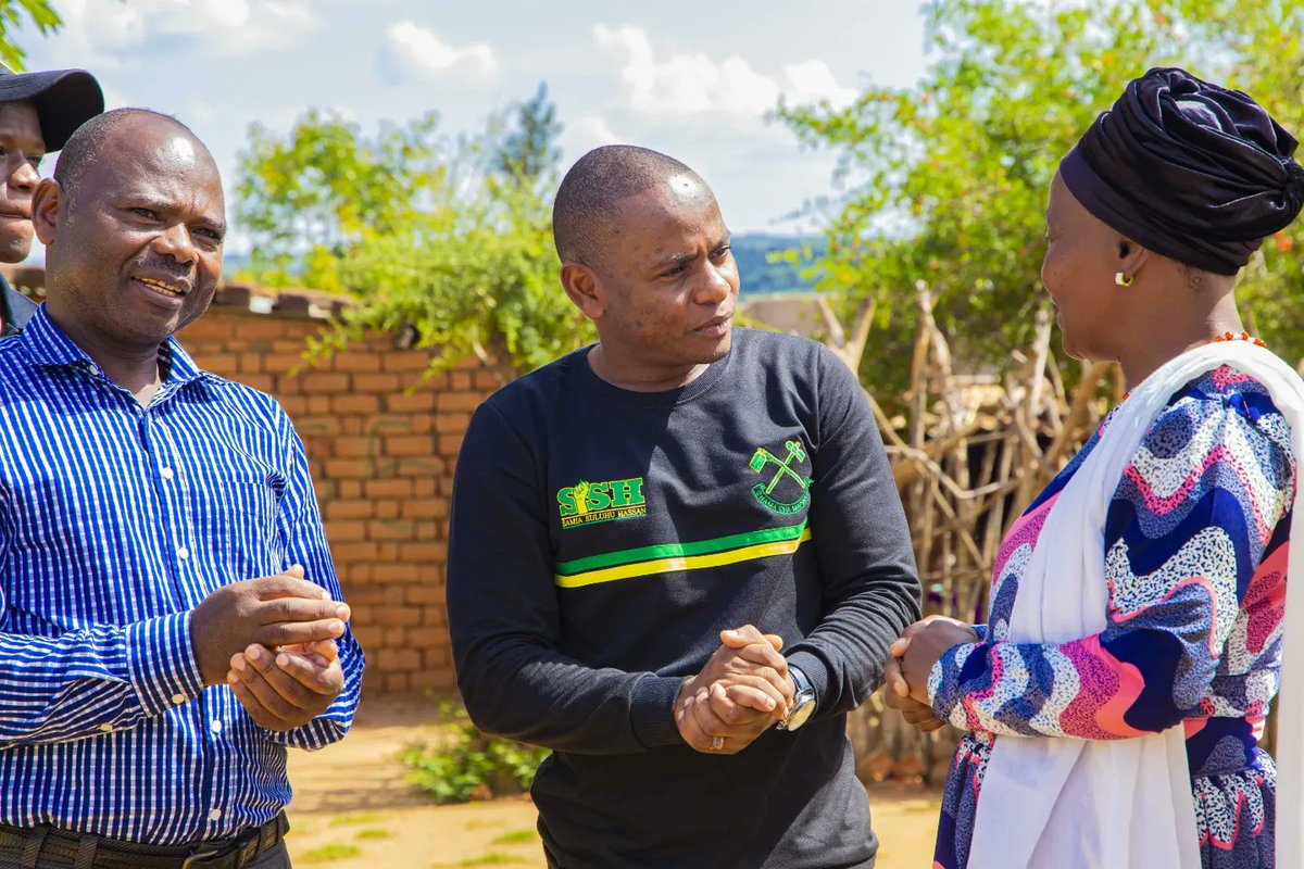 ComradeKawaida's tweet photo. Leo nilibahatika kuitembele familia ya Mwanafunzi Alexander Tillya ambae ni mnufaika wa SAMIA SCHOLARSHIP iliyotolewa kwa udhamini wa Mheshimiwa Raisi  Dr @SuluhuSamia anaesoma Shahada ya kwanza ya Udaktari Chuo Kikuu Cha Muhimbili inayoishi Mkoani Manyara Wilaya ya Kiteto https://t.co/h4Nh1TmoQy