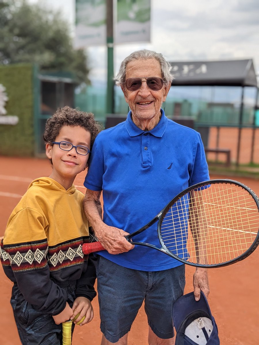 triangulaciones's tweet photo. Increíble, tenemos un Mújica. 
Si te encuentras con un expresidente de 88 años, solo, pagando $5 por una cancha, es señal de que fue honesto.
Borja es una especie en extinción, fue un  gobernante progresista y respetuoso de los derechos humanos.
La historia lo absolverá. https://t.co/oBL7Unztqe
