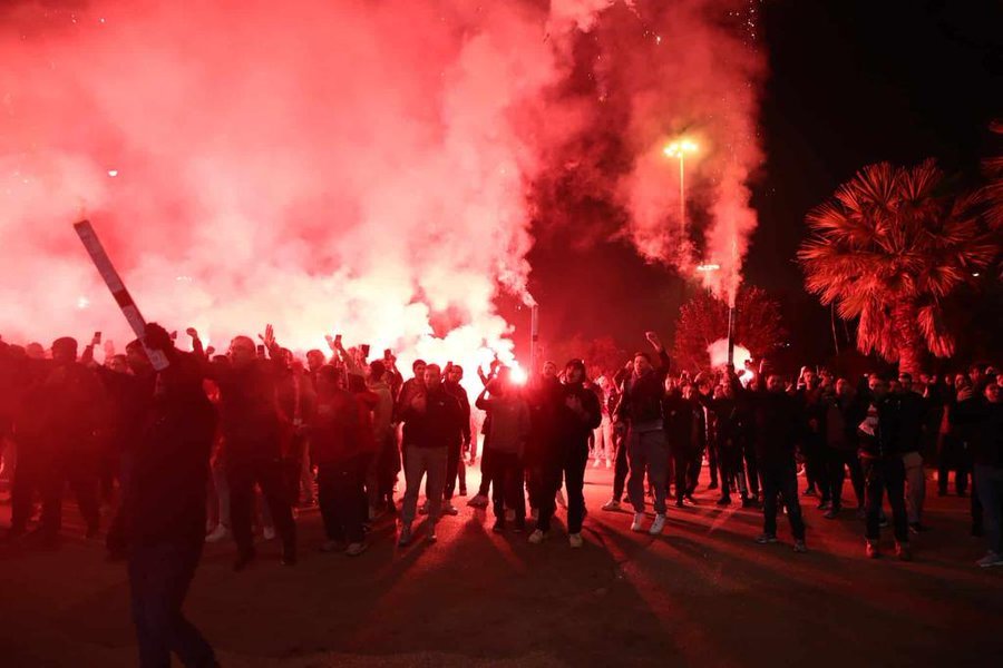 8Patras's tweet photo. ΨΥΧΩΣΗ: "Για το όνομά σου, την ιστορία, για όλα τα χρόνια μου σε χιόνια και σε κρύα, για τα θρανία τα γραμμένα, για τα εισιτήρια που κράτησα κομμένα, για τα κασκόλ που έχουν παλιώσει και για την ΤΡΕΛΑ, που ΠΟΤΕ ΔΕ θα τελειώσει". Ζήτω η ΘΥΡΑ 7. Ζήτω ο ΟΛΥΜΠΙΑΚΟΣ. #AEKOLY 🔴⚪️ ✊🏻 https://t.co/L1UHU9DnH8