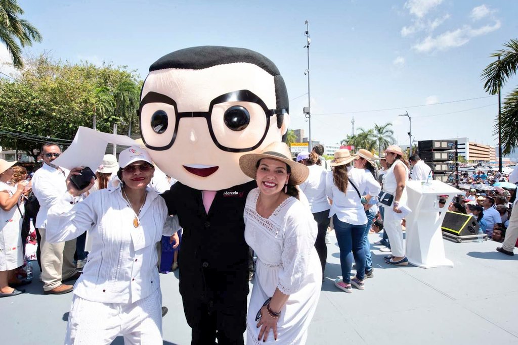 MProgresistaMX's tweet photo. Miles de mujeres tomaron las calles hoy en Acapulco, Guerrero en apoyo a Marcelo Ebrard. (1)

MARCELO #LoQueNosUne #ELPUEBLOCONMARCELO
@m_ebrard @luzmiazul @AbelinaLopezR @RBA_77 https://t.co/1xRaLc3FmB