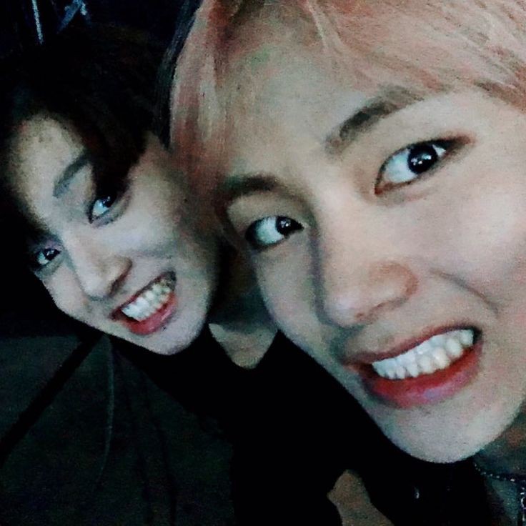 danixspider's tweet photo. #taekookau mini: 

Jungkook se mudou para uma casa nova e as vezes faz uns bico por aí. Um dia o mesmo vai cortar a grama da vizinha. Mas n esperava conhecer o filho dela, Taehyung, que estava chegando de viagem, quando encontrou o JK cortando a grama da sua casa sem camisa. https://t.co/ZNeCcpstzm