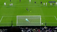 Dušan Vlahović had a chance to extend Juventus' lead and smacks the post.