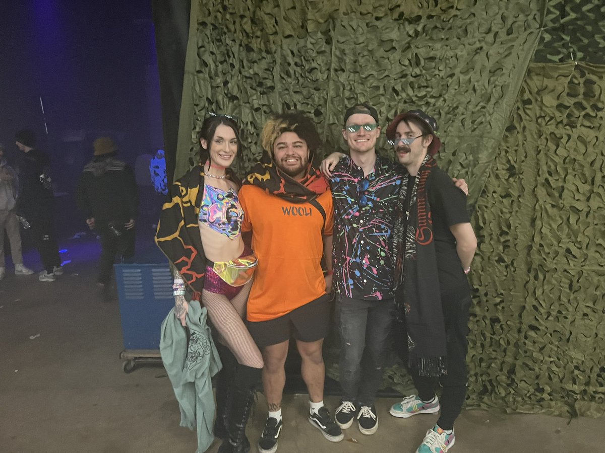 Laniloveeee's tweet photo. Ask an afterparty raver to take a group pic. A series #littytitty #poppinbussy https://t.co/dwGxpL5vdI