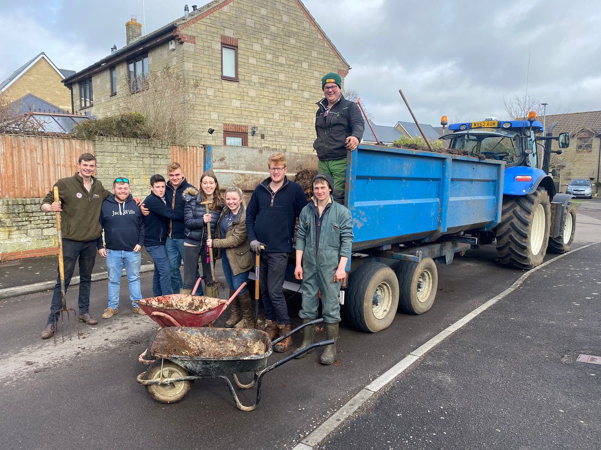 Making a stink in Malmesbury this morning 💩 Dung drop raising money for @WiltsAirAmbu ! #nfyfc