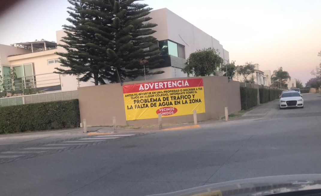 MarkoCiudad's tweet photo. La situación de la falta del suministro de agua potable y el tráfico dentro y en accesos a Solares en Zapopan a llevado a vecinos a elevar la protesta. Urgen acciones correctivas a la brevedad @siapagdl @ZapopanGob @JuanJoseFrangie 
Cc @Notisistema @informador @Meganoticias https://t.co/3lwqgKcjFO
