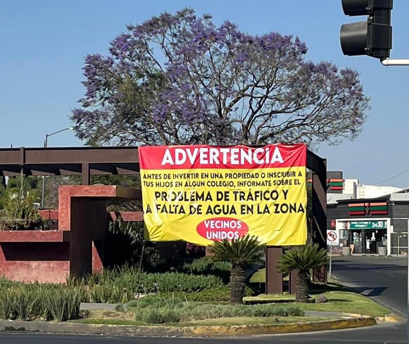 MarkoCiudad's tweet photo. La situación de la falta del suministro de agua potable y el tráfico dentro y en accesos a Solares en Zapopan a llevado a vecinos a elevar la protesta. Urgen acciones correctivas a la brevedad @siapagdl @ZapopanGob @JuanJoseFrangie 
Cc @Notisistema @informador @Meganoticias https://t.co/3lwqgKcjFO