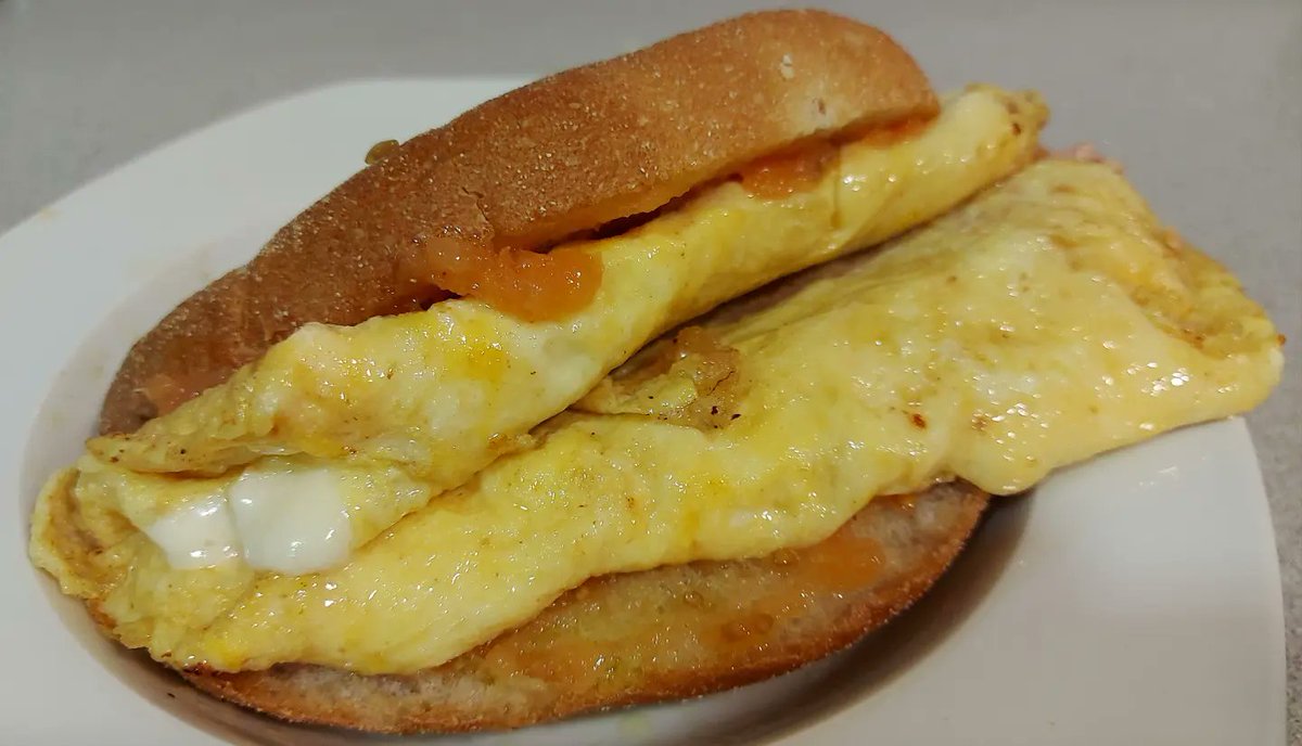 comocomodiadia's tweet photo. #bocadillo, #pantomate, #tortilla, #jamonyork y #queso ... #guisoyo #comocomodiadia https://t.co/0WK9V9TwmG