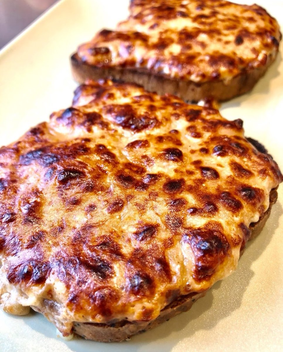 minijaffa13's tweet photo. Supper, the comfort of Welsh Rarebit #flumpinglush 😋 https://t.co/bRbv5HWR4M