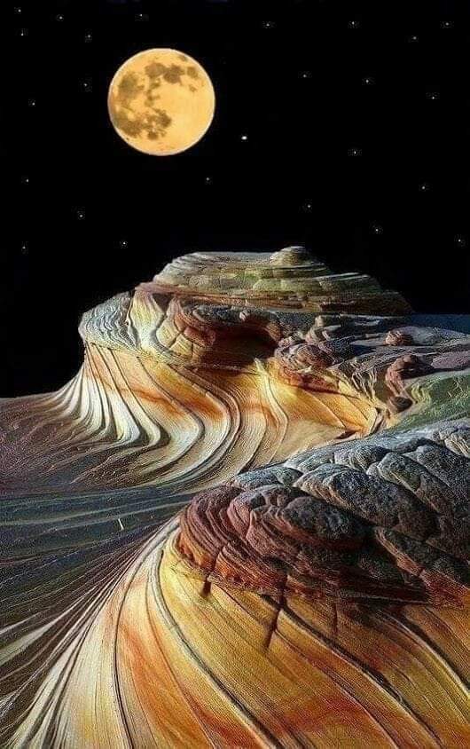 "Na lua não faz dia nem noite. É sempre luz."

(Mia Couto, in "Contos do Nascer da Terra"
