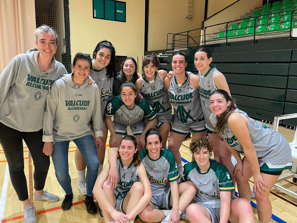 ValcudeA's tweet photo. 🏀|PRIMER EQUIPO|

@ubvillalba 41-65 1ª Nacional Femenino

"Importante victoria fuera de casa demostrando fortaleza, juego colectivo y mucho pundonor.
Partido dominado de cabo a rabo que solo en el último cuarto rematamos gracias a un mayor acierto." José Carlos 
#GoValcude https://t.co/pvhkwlvukM