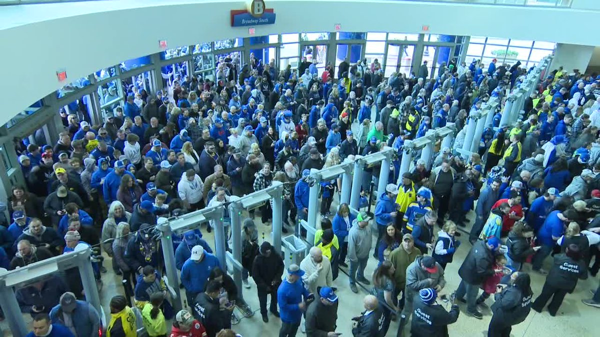 ESPNNFL's tweet image. St. Louis football is BACK 😳 

@XFL2023 | @XFLBattlehawks