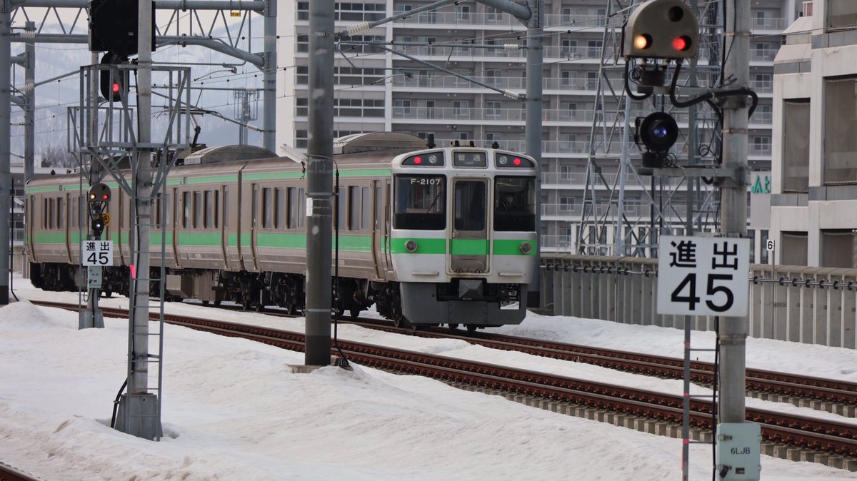 tomihaka56's tweet photo. 【3/12】
旭川駅 16時00分〜16時20分
カムイ32号 
16:00発 旭川→札幌
普通岩見沢行 
16:12発 旭川→岩見沢
大雪4号
16:19着 網走→旭川

久し振りに撮ってきました。 https://t.co/jOjtjduWqL