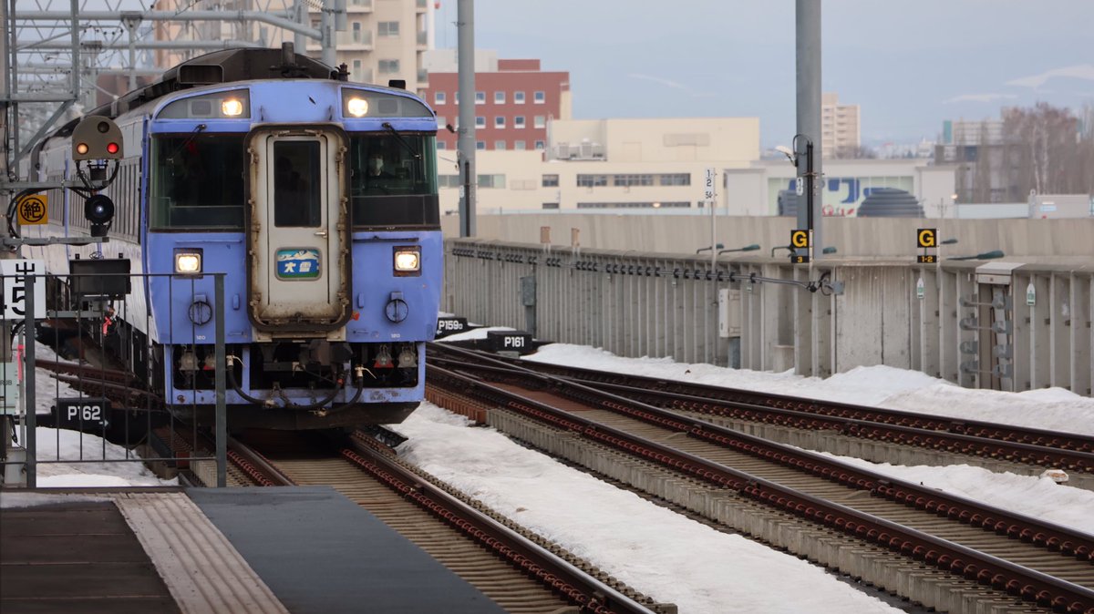 tomihaka56's tweet photo. 【3/12】
旭川駅 16時00分〜16時20分
カムイ32号 
16:00発 旭川→札幌
普通岩見沢行 
16:12発 旭川→岩見沢
大雪4号
16:19着 網走→旭川

久し振りに撮ってきました。 https://t.co/jOjtjduWqL