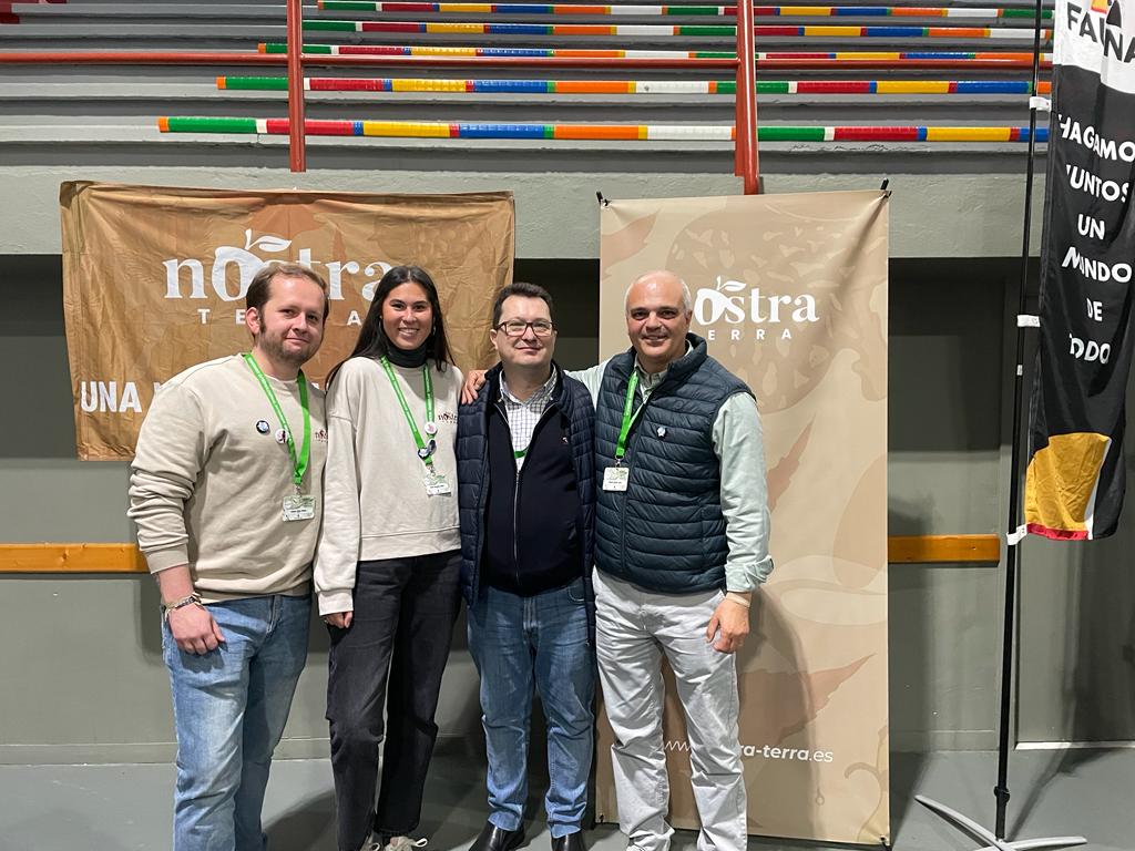 xmlema's tweet photo. 🐦Con el amigo @Manuelflamas y @ursulamhz de @nostraterra_es en el #congresoaviornis https://t.co/M7aqff4qLT