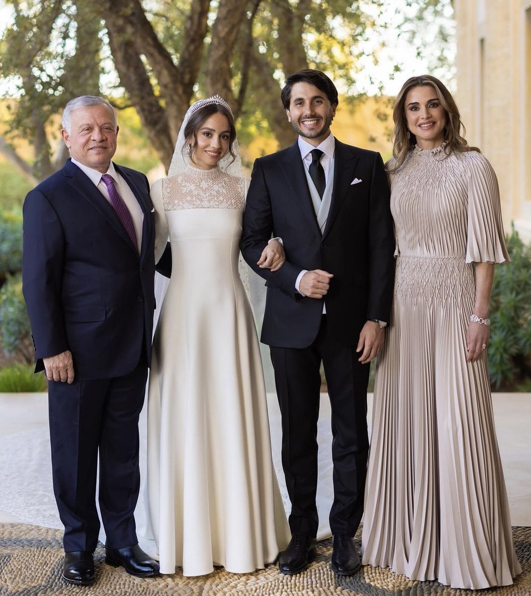 مراسم عقد قران اردني بهيج أصيل بكل معنى الكلام، جميل في بساطته وكبير في اناقته.  ما اجمل ان نرى فرحة جلالة الملك والملكة في هذا اليوم المبارك. الف مبروك للعروسين وبالرفاه  والبنين. ❤️