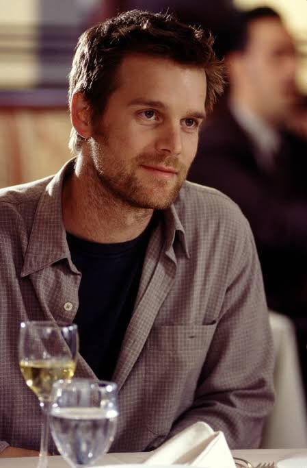 Nate Fisher. günceli bilen ama gündemi takip etmeyi değerleriyle örtüştürmeyen, iktidarın değişmesini istese de tinsel bir başkalaşım olmadıkça oyunun bildik biçimlerde devam edeceğine içten ikna olmuş, siyasetle ilgilenmek için değil ilgilenmemek için oy verecek bohem burjuva.