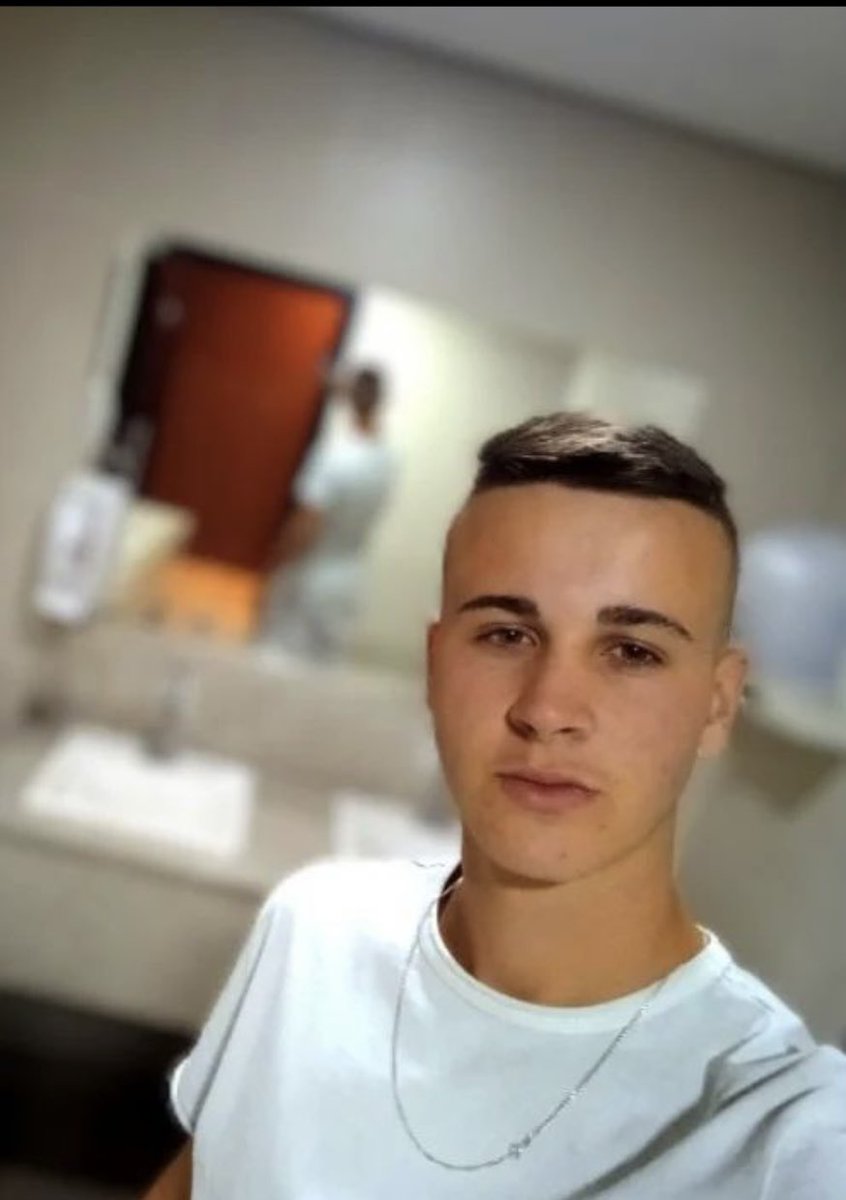MatheusPossebo4's tweet photo. Meu tio é Uber e ontem à noite um passageiro cagou no banco dele e ainda por cima saiu debochando e rindo da cara dele. Tudo o que temos é essa foto de perfil. Se alguém souber quem é por favor pode me contatar. https://t.co/NINAxz5eOe
