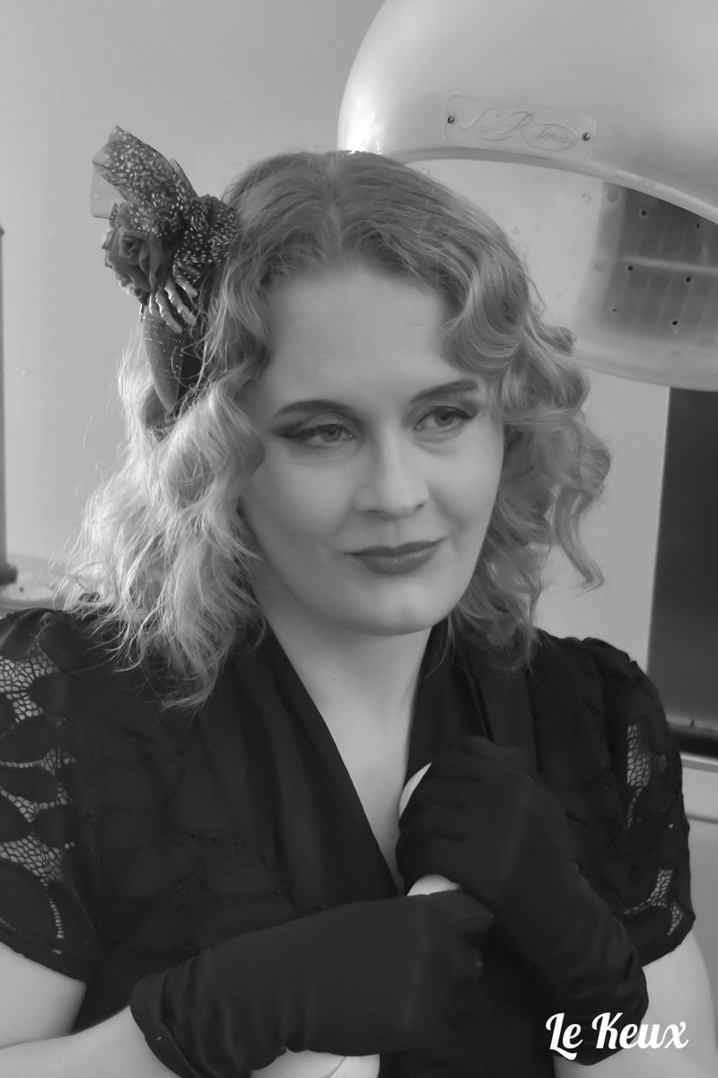 Artyfarty1982's tweet photo. I haven't written anything in a while so enjoy some photos instead. For my birthday in December, I had a vintage style makeover and photoshoot. Loved it! #retrofashion #vintagestyle #makeover #photoshoot https://t.co/OqZthElPIi
