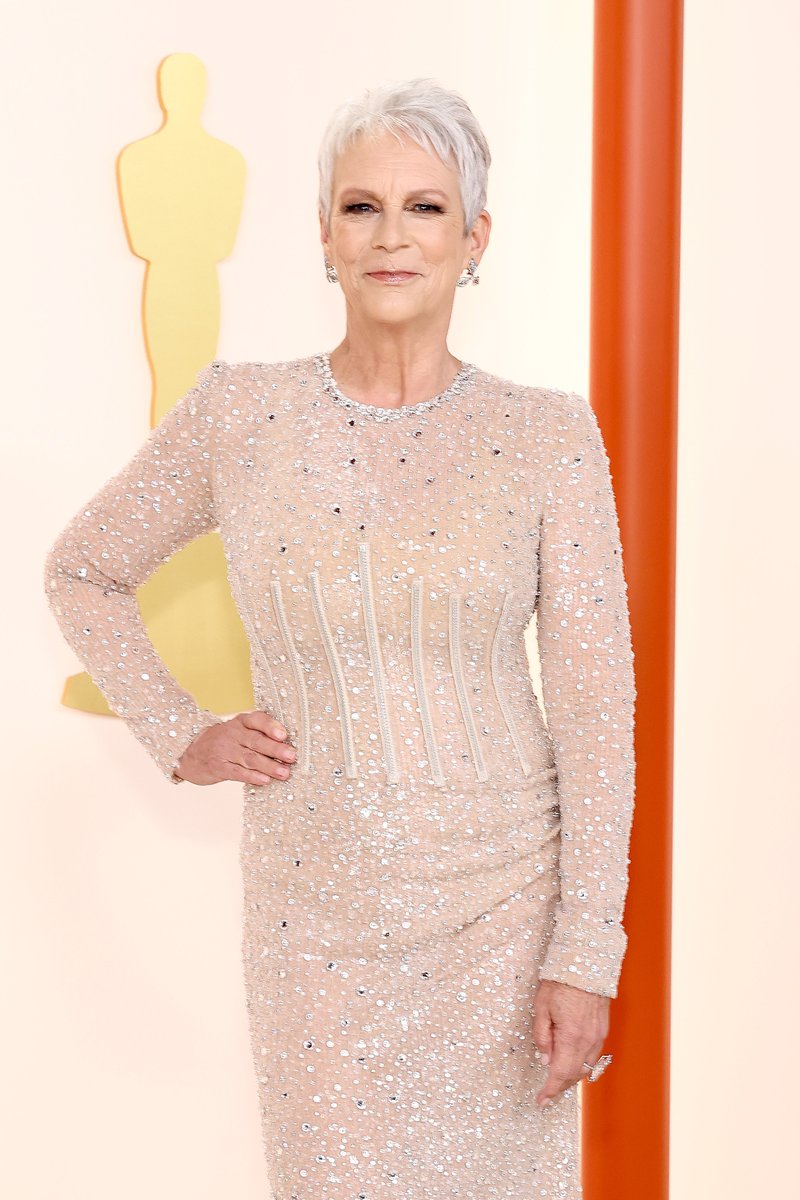 enews's tweet photo. Jamie Lee Curtis made the #Oscars ✨shimmer.✨  See every red carpet look here: https://t.co/O3LLFsDv6v https://t.co/T7glfnjX85