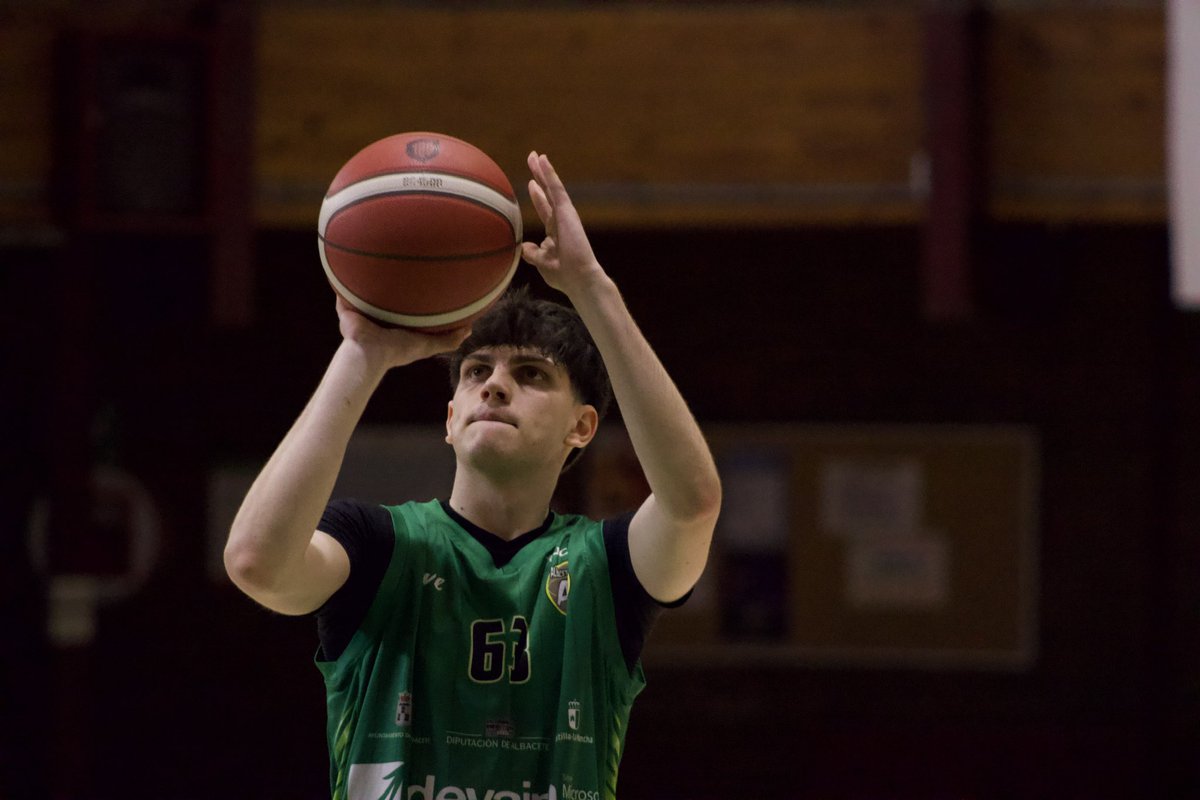 AlbaceteBasket's tweet photo. Los chicos del senior autonómico @DevaimC lo consiguen! 🏆
Partidazo en el parque contra @CEIToledo con un final de 79 a 51 

🙌🏼 Una más para los de Pedro Montero 
#albacetebasket #seniorautonomico #victoria #devaim #greenboys https://t.co/9zXT58FJvp