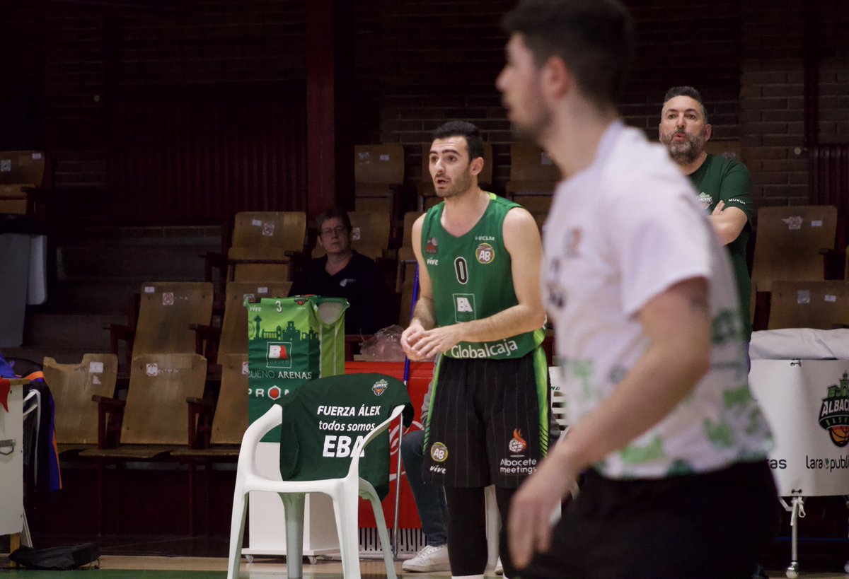 AlbaceteBasket's tweet photo. Los chicos del senior autonómico @DevaimC lo consiguen! 🏆
Partidazo en el parque contra @CEIToledo con un final de 79 a 51 

🙌🏼 Una más para los de Pedro Montero 
#albacetebasket #seniorautonomico #victoria #devaim #greenboys https://t.co/9zXT58FJvp
