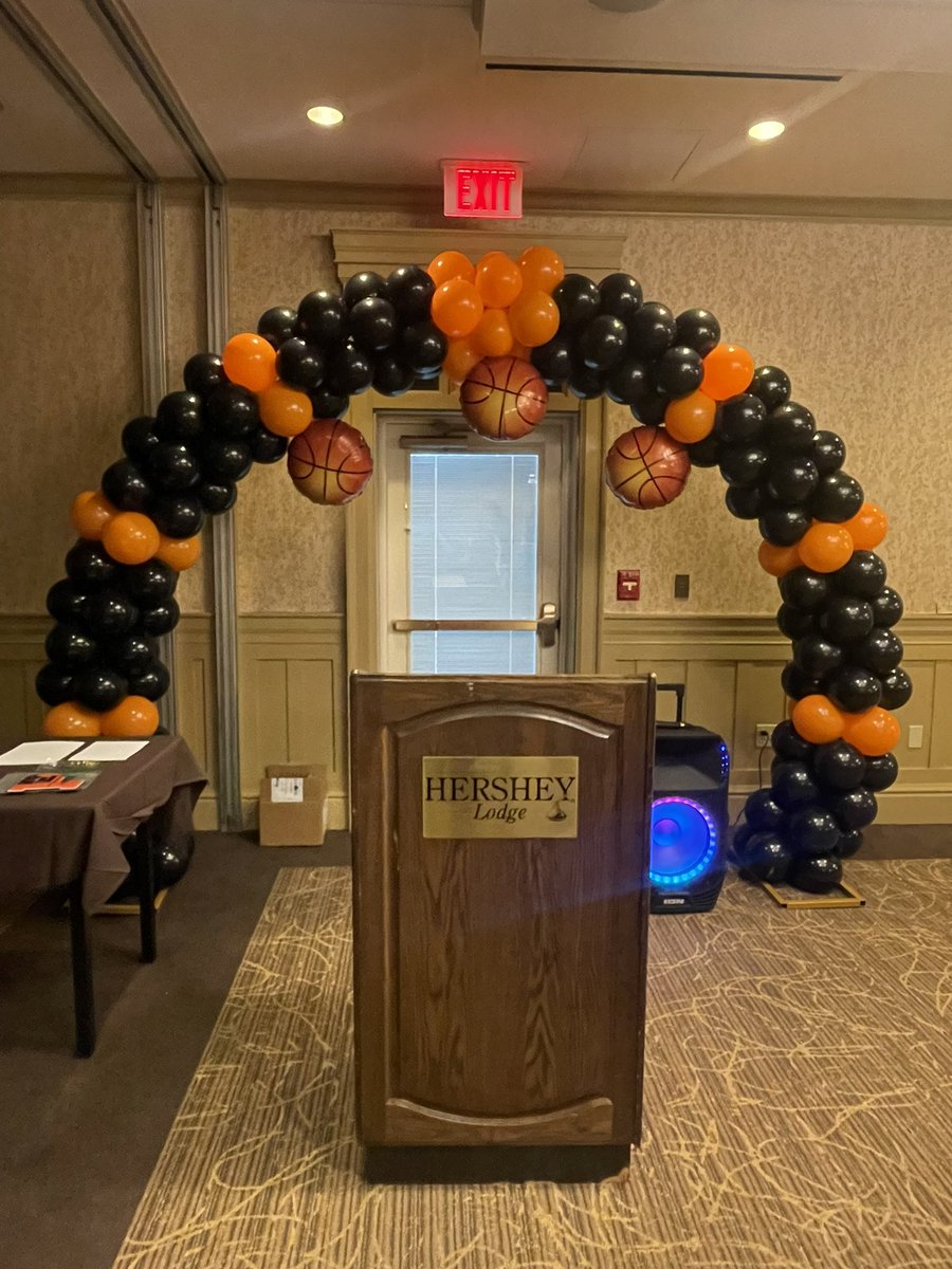 creationbyrosie's tweet photo. Awesome Basketball theme arch for the @PalmyraAreaHS Girls Basketball Team Banquet! Go Cougars! #balloonarch #balloondecor #basketball #palmyrapa #hersheylodge https://t.co/ly58oAe9PI