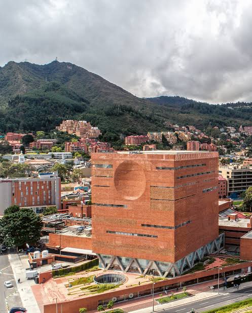 rauljustelores's tweet photo. Pra quem viu meu último vídeo sobre o desastroso novo hospital da Cracolândia, este é aquele hospital de Bogotá que aparece lá. Contraste. 

Mesmo tamanho em m2, custou um pouco menos, mas olha o resultado.
Menos Dubai e Orlando, mais olhar pros lados: https://t.co/ezo6WuJ9sQ https://t.co/5XmmnsJSDs