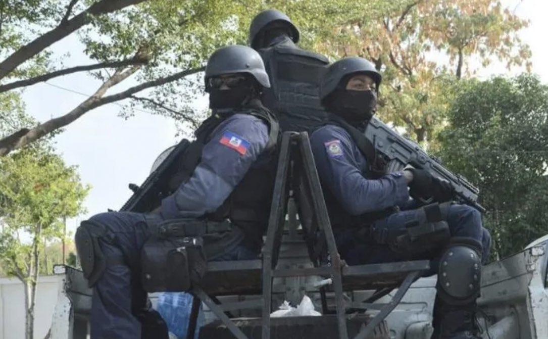 Rosemond_Jb's tweet photo. 13 Nov 2017, 2 polisye tonbe nan operasyon gran ravine,#PNH tou bay zòn sa vag, 12 Mas 2021,6 polisye tonbe vilaj, PNH tou bay zòn sa vag, 25 Janv 2023, 7 polisye tonbe lyankou, PNH tou bay vag. Mw vin konprann Depi PNH Echwe Nan yon operasyon,li tou bay Gang lan pèmi fonksyone. https://t.co/Fhb3ywYHMg