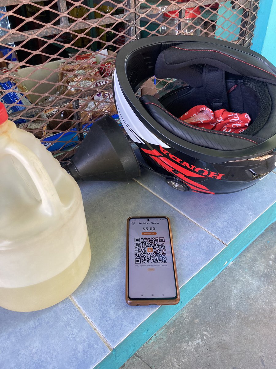 MrWheelbarrow's tweet photo. @charlie21fastaf My guy Saoul sells gas for Bitcoin in between El Zonte/ Shalpa and accepts Bitcoin at his Tienda. I always carry  usd fiat but you’ll never know who accepts Bitcoin until you bring it up 🇸🇻 https://t.co/jEFCLay4yc