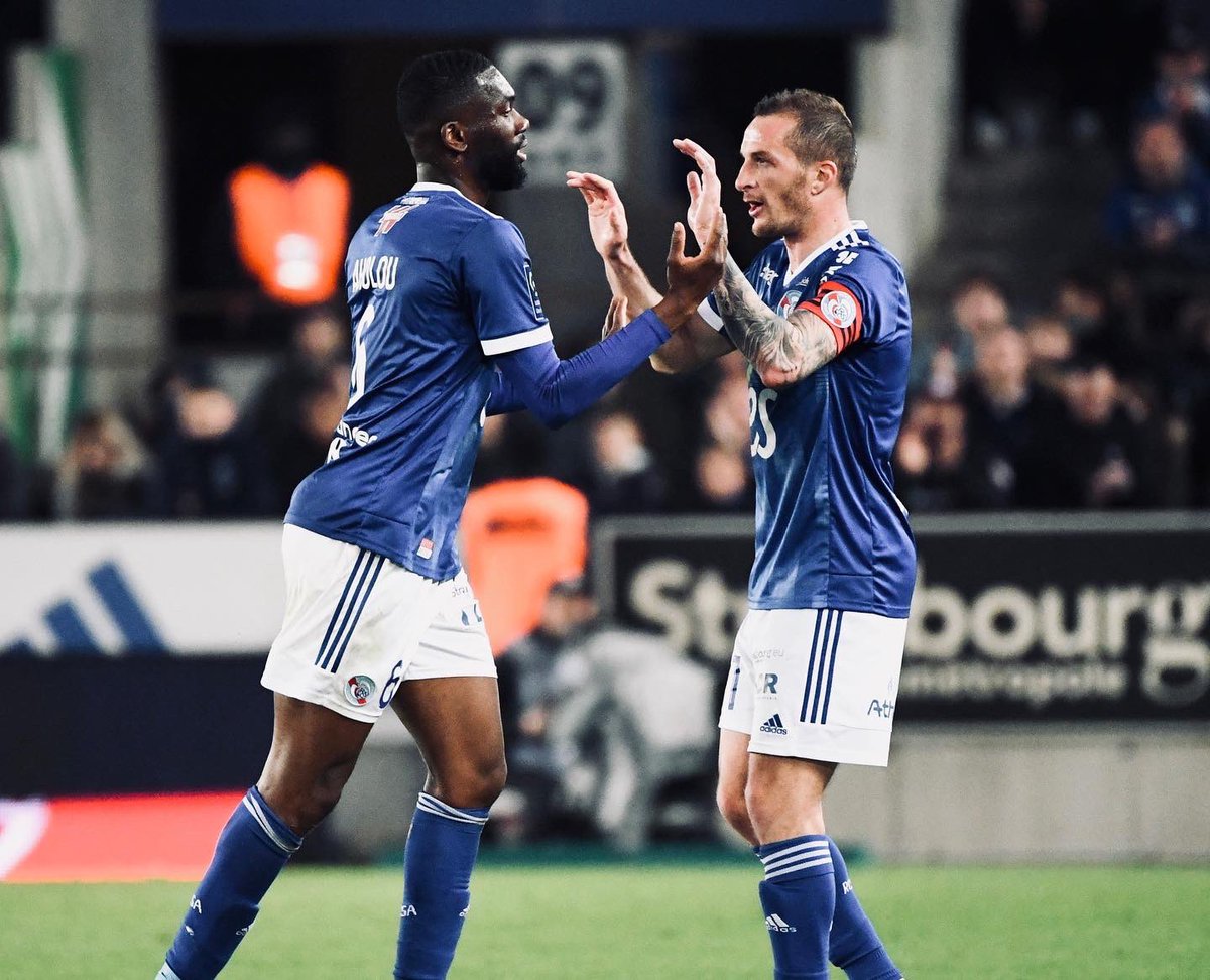 Senegal24News's tweet photo. 🇫🇷#Ligue1 : Pourtant réduits à 10 les Olympiens avaient presque la victoire face à Strasbourg qui égalise en moins de 2 minutes #OMRCSA #Mbemba #Sanchez #OM #TeamOM #Ligue1UberEats #Aholou
MARSEILLE 2️⃣⚡️2️⃣ STRASBOURG https://t.co/2zZqEeo5kZ