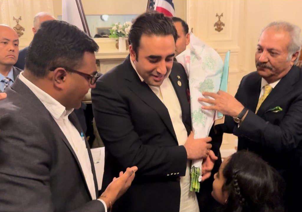 PPPUSA_Org's tweet photo. #Hindu #Overseas #Pakistanis in #NewYork meet with #PPP Chairman &amp; FM @BBhuttoZardari &amp; presented bouquets of flowers on the eve of the #Holi festival 
#ReligiousMinorites #Pakistan #Holi #Hindus #ProgressivePakistan #BBZ 

@BakhtawarBZ @AseefaBZ @SurendarValasai @MediaCellPPP https://t.co/1l4Zhwb6aQ