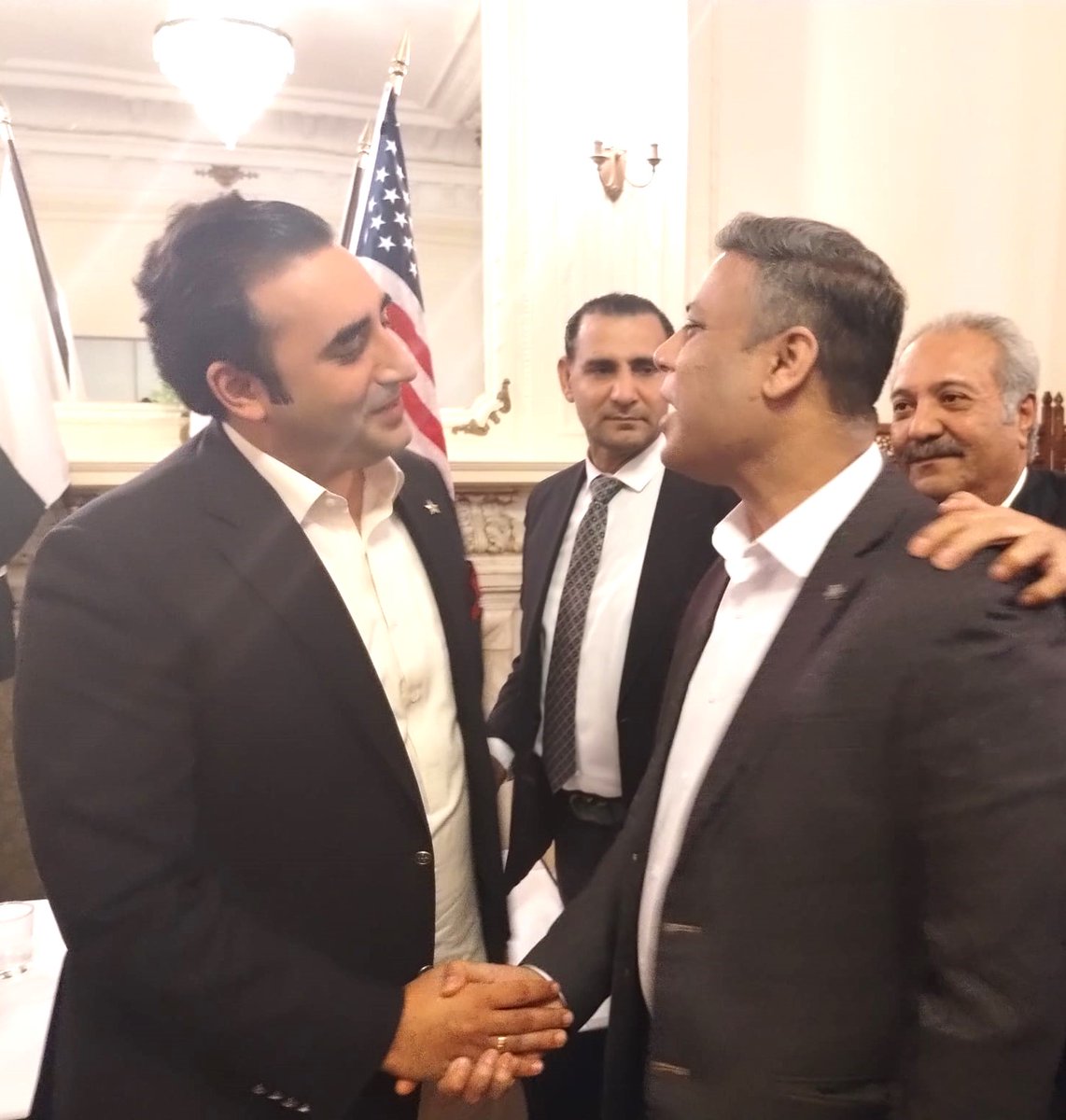 PPPUSA_Org's tweet photo. #Hindu #Overseas #Pakistanis in #NewYork meet with #PPP Chairman &amp; FM @BBhuttoZardari &amp; presented bouquets of flowers on the eve of the #Holi festival 
#ReligiousMinorites #Pakistan #Holi #Hindus #ProgressivePakistan #BBZ 

@BakhtawarBZ @AseefaBZ @SurendarValasai @MediaCellPPP https://t.co/1l4Zhwb6aQ
