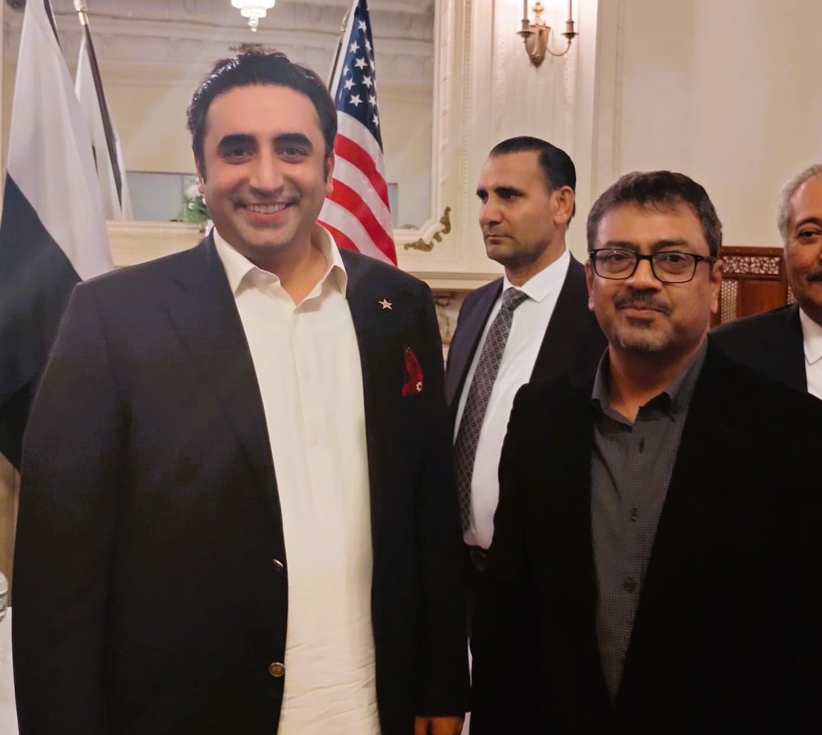 PPPUSA_Org's tweet photo. #Hindu #Overseas #Pakistanis in #NewYork meet with #PPP Chairman &amp; FM @BBhuttoZardari &amp; presented bouquets of flowers on the eve of the #Holi festival 
#ReligiousMinorites #Pakistan #Holi #Hindus #ProgressivePakistan #BBZ 

@BakhtawarBZ @AseefaBZ @SurendarValasai @MediaCellPPP https://t.co/1l4Zhwb6aQ