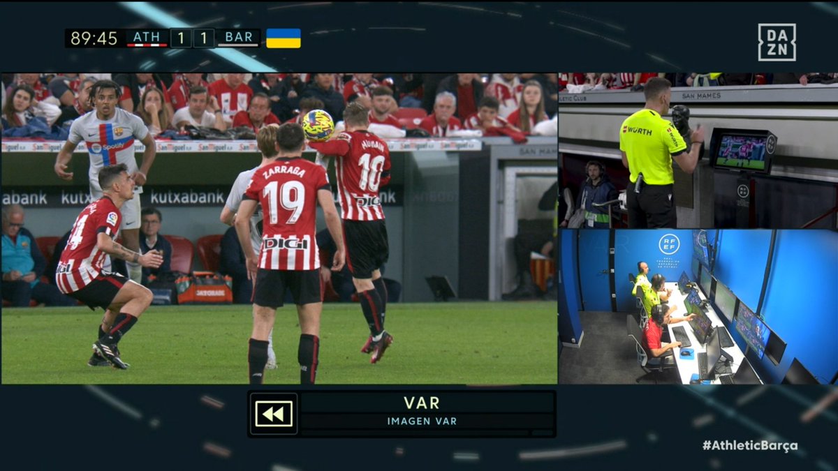 diarioas's tweet image. 🚨 ¡¡Gil Manzano, tras consultar el VAR, anula el gol de Iñaki Williams por mano de Muniain!!

🏆 #LaLiga #Jornada25 #AthleticBarça