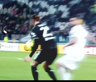 redblack1980's tweet photo. È netto il tocco di braccio.... ma di cosa parliamo su....#JuveSamp #mafientus https://t.co/SXLzBtUJxv