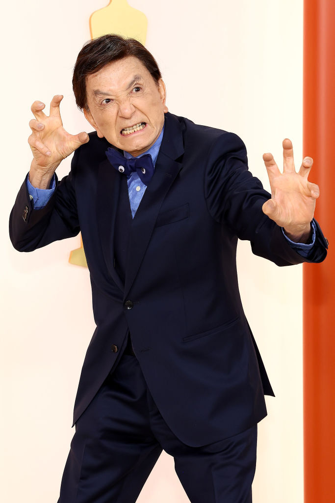 etalkCTV's tweet photo. Okaaay, so we might have a new contender for best red carpet pose 😆  #JamesHong #etalkredcarpet #Oscars #Oscars2023 https://t.co/hjOuPG9vPT