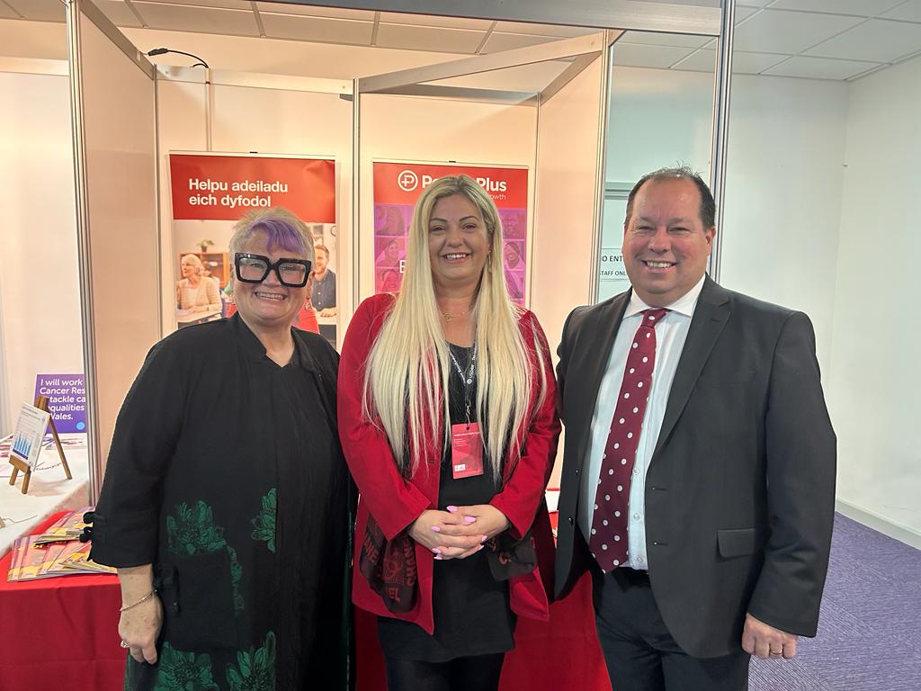 carolynharris24's tweet photo. Always brilliant to catch up st #WelshLab23 with organisations who do fab work in our communities. Especially to share a photo with my mate @GeraldJonesLAB https://t.co/ghjFMfI73h