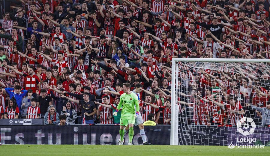 msalvanes_'s tweet photo. Por si os preguntáis si la afición del Athletic está metida en el partido: 

Así pide TODA LA GRADA un córner. La foto es una pasada. #LaLiga https://t.co/BpzRbkr7FI