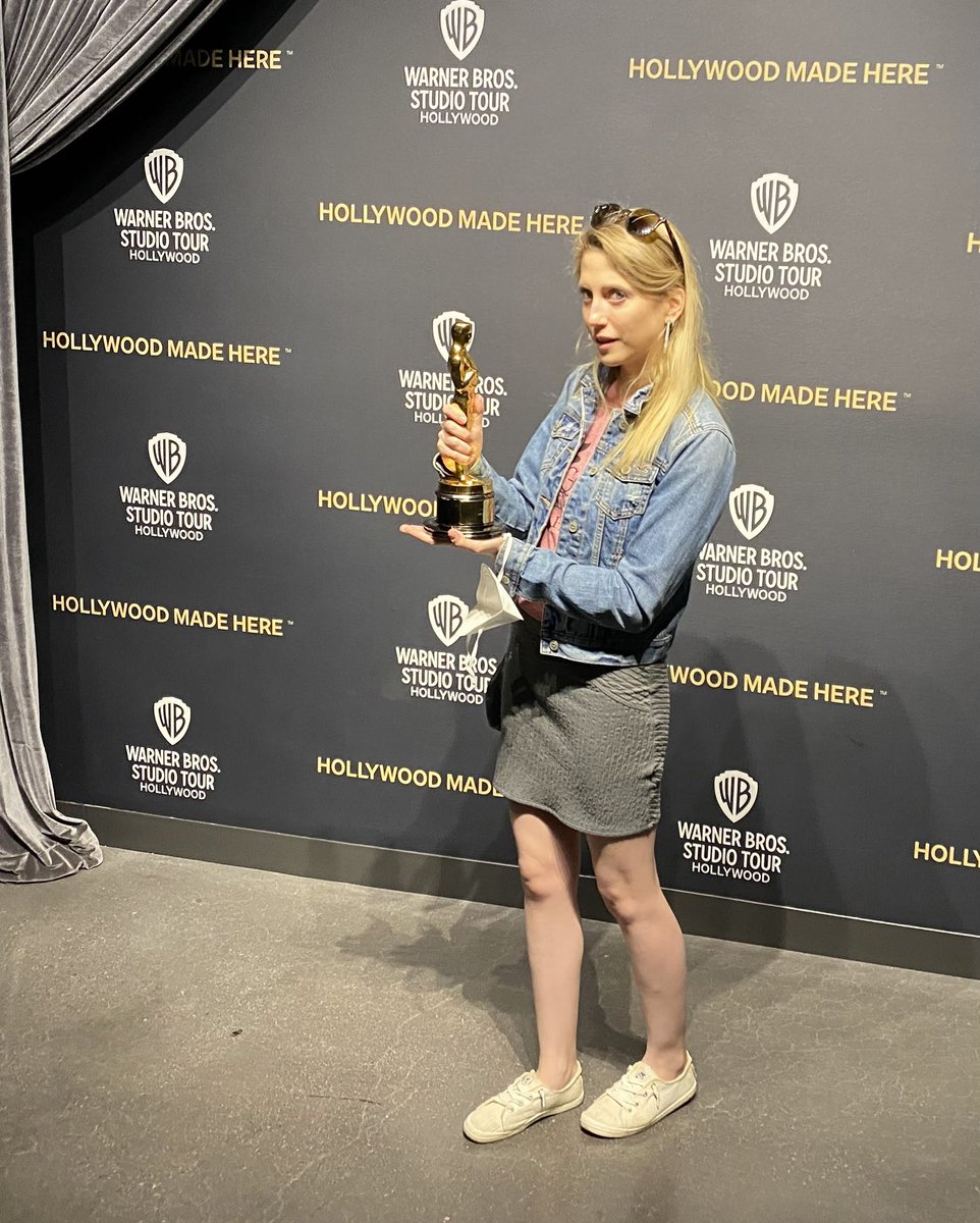 ashlkus's tweet photo. That time I held an Oscar and almost passed out in honor of the #oscars today! https://t.co/1wR5Uj7SID