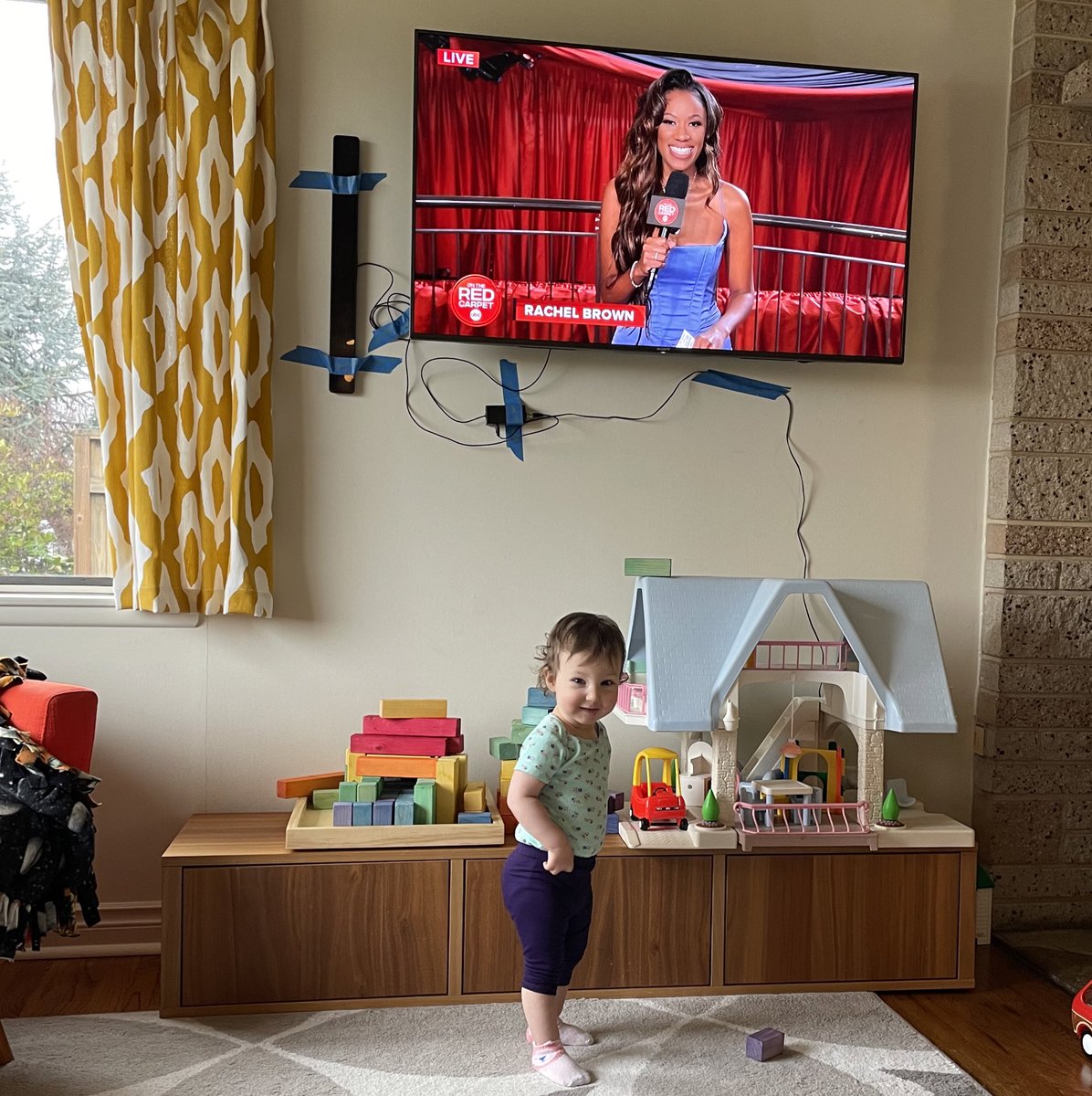 The yearly tradition of bringing out the antenna just to watch the Oscars. Peep this year’s set up 😂