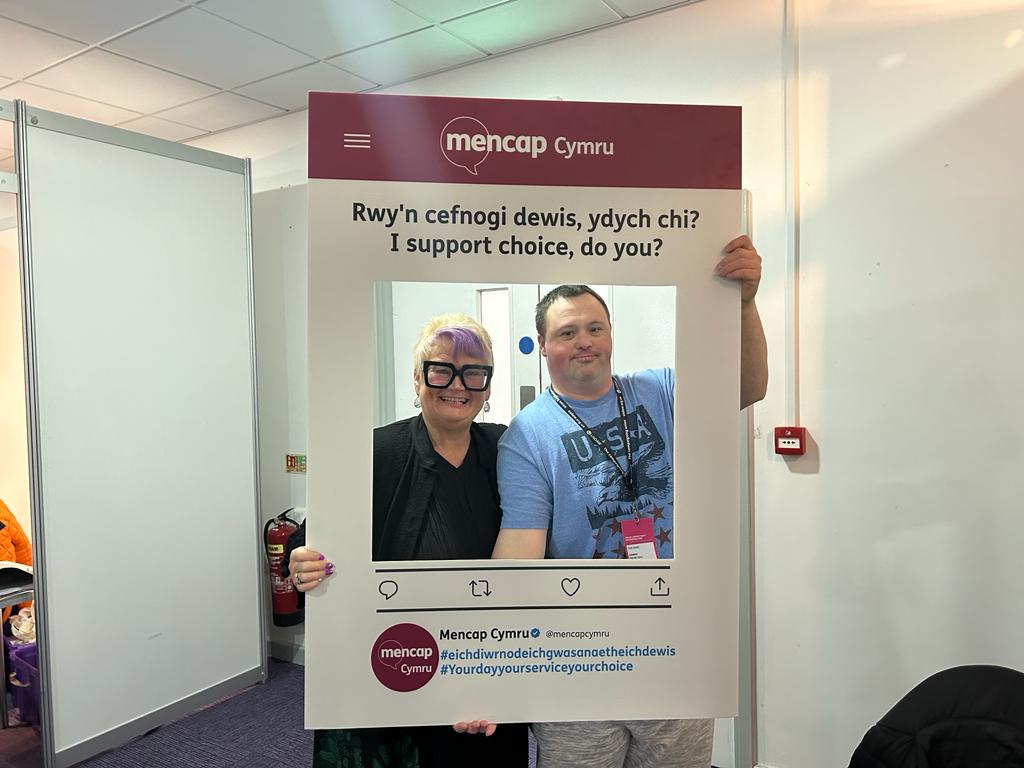 carolynharris24's tweet photo. Always brilliant to catch up st #WelshLab23 with organisations who do fab work in our communities. Especially to share a photo with my mate @GeraldJonesLAB https://t.co/ghjFMfI73h
