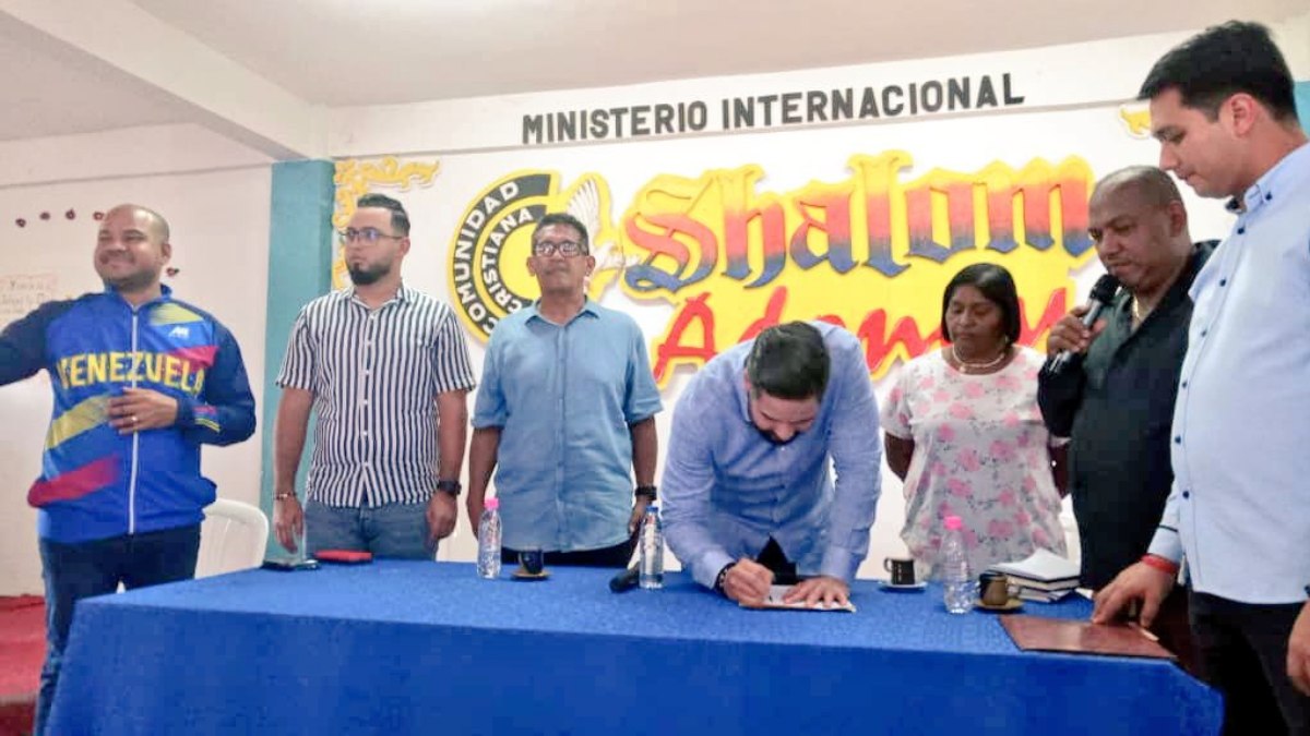 Leonard50846227's tweet photo. #ChavezComunicador

 Plan Mi Iglesia Bien Equipada llegará a los templos de Valles del Tuy
#Miranda Nicolás Maduro Guerra visitó las sedes eclesiásticas y cofradías de la subregión mirandina

@zeliannys11 @carynes603
@Alvarex2808 @militzahergar
@KatiuscaDiaz14 @estr3mao1411 https://t.co/l6M7stuQwr