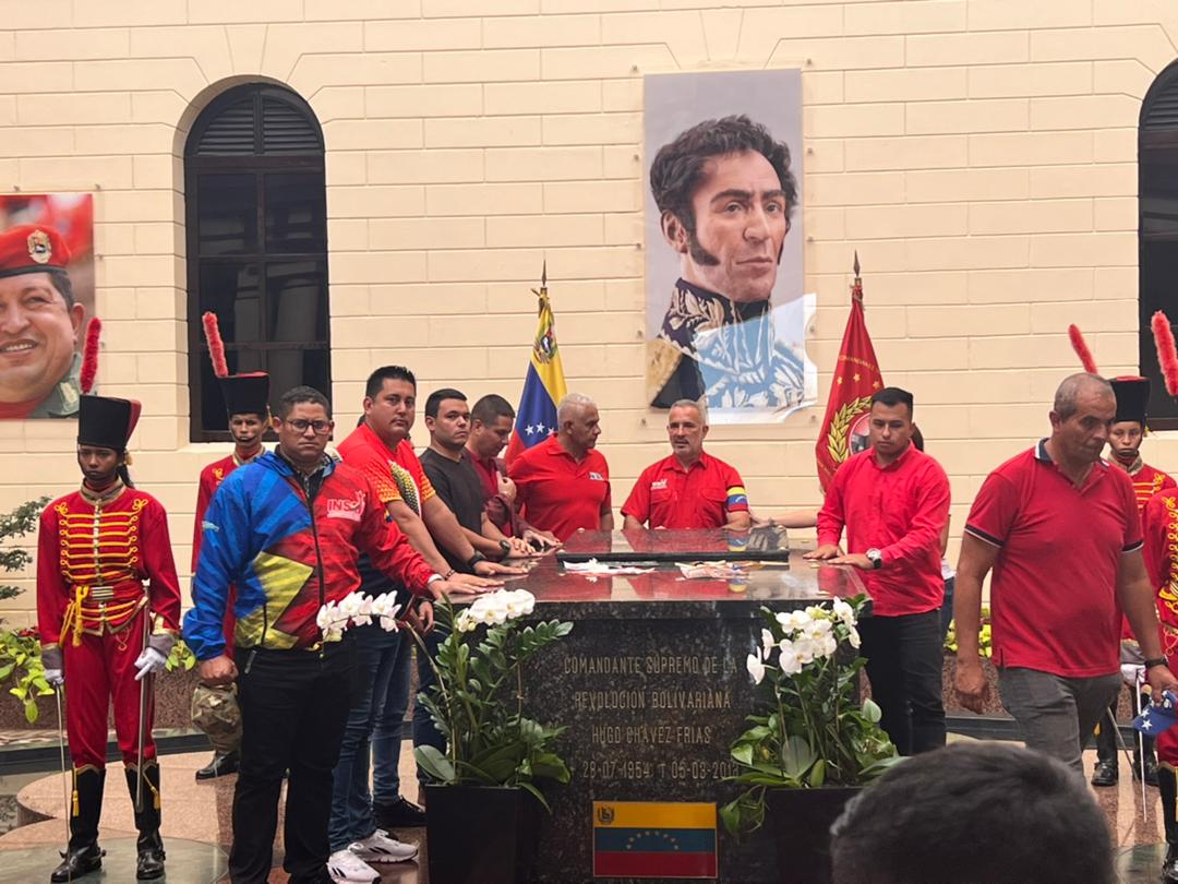 PartidoPSUV's tweet photo. Táchira presente...
Guerreros de los Puentes!!

Junto al Gobernador @FreddyBernal, la delegación tachirense rindió honores al líder de la Revolución Bolivariana, Hugo Chávez, en el Cuartel de la Montaña. 

@PSUVTachira 
#ChávezComunicador https://t.co/1R83iMOmbU