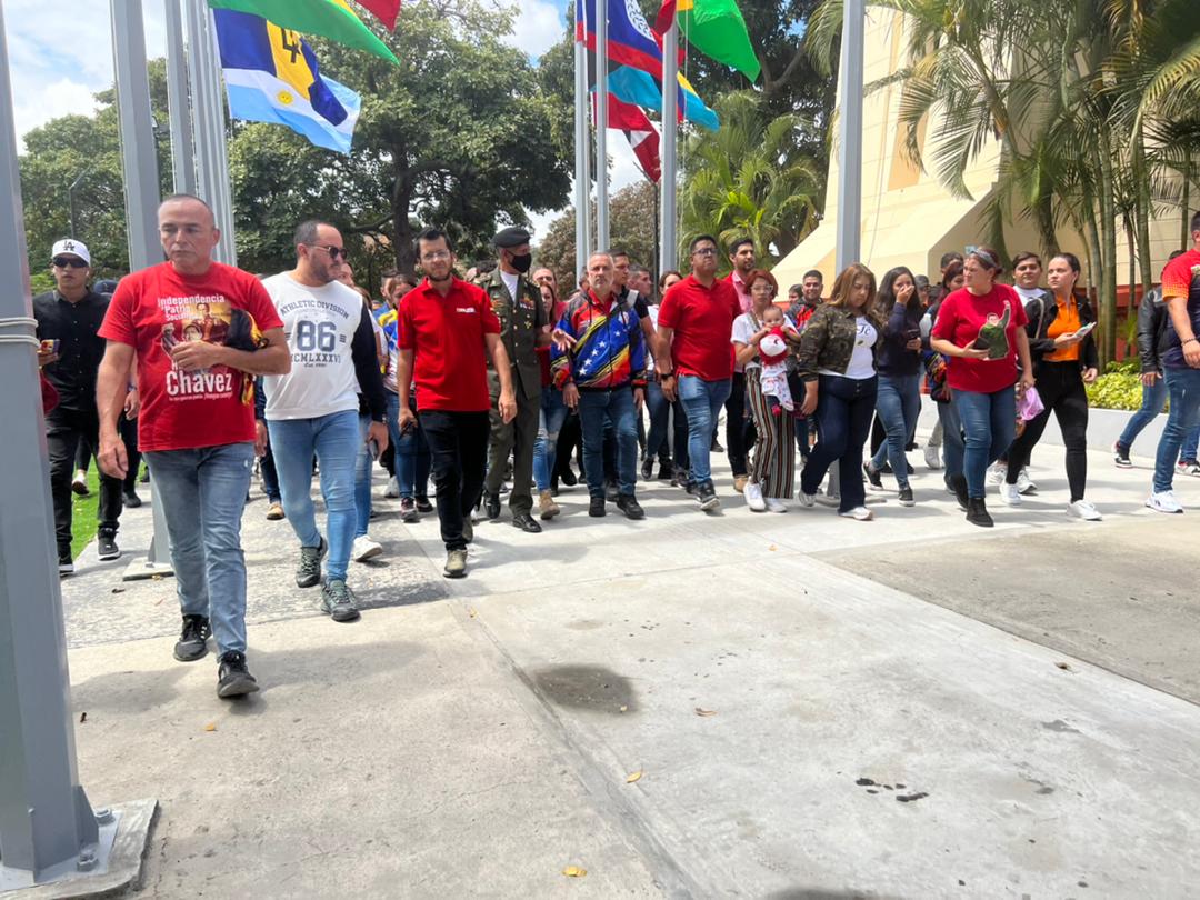 Táchira presente...
Guerreros de los Puentes!!

Junto al Gobernador <a href="/FreddyBernal/">Freddy Bernal</a>, la delegación tachirense rindió honores al líder de la Revolución Bolivariana, Hugo Chávez, en el Cuartel de la Montaña. 

<a href="/PSUVTachira/">PSUV Táchira</a> 
#ChávezComunicador