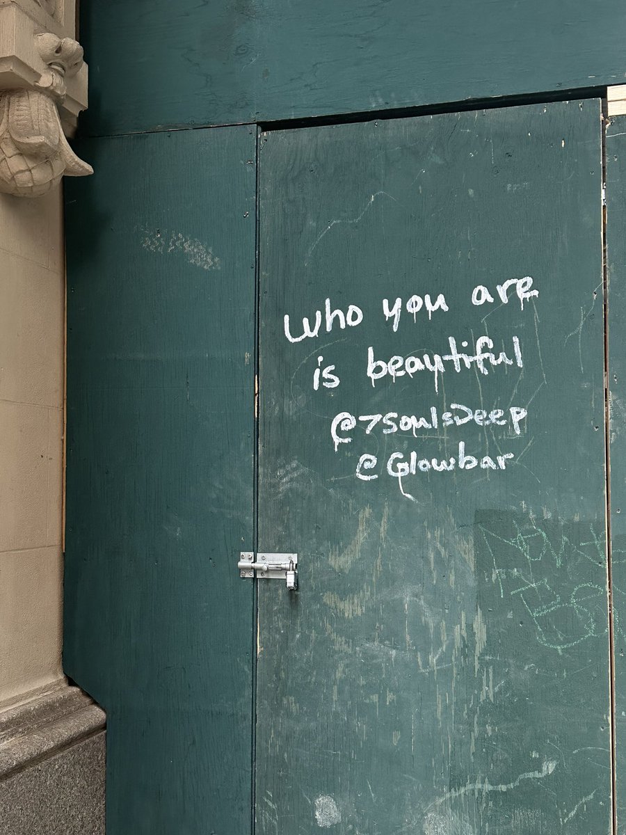 loving this new local nyc activation from <a href="/Glowbar_/">Glowbar</a> with the very recognizable street art by <a href="/7soulsdeep/">7SoulsDeep</a> 👏