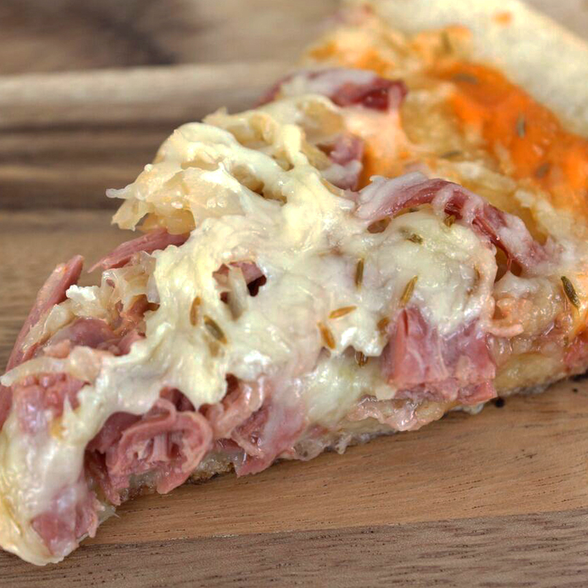 Homemade Pizza - but make it *REUBEN* 🤩☘️🍕. (Day 2 of 7 days to #stpatricksday ) #countdown #cornedbeef Find the recipe link here: ow.ly/ncJ850NghFY