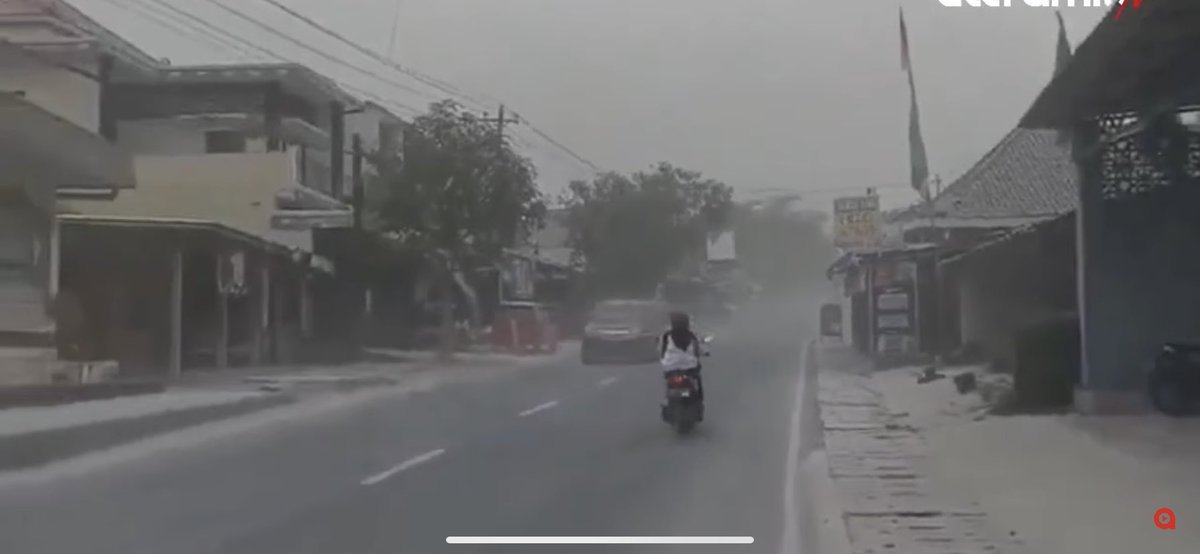 jalcantico's tweet photo. #MonteMerapi el@volcán más activo del mundo ha intensificado su actividad con flujos de lava vapor de agua y cenizas que han obligado a los habitantes cercanos al volcán evacuar a los que viven alrededor. https://t.co/WDsk2DZsh8