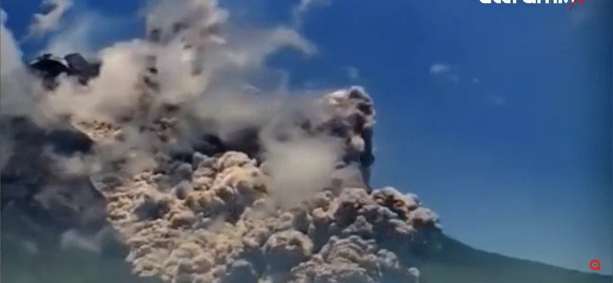 jalcantico's tweet photo. #MonteMerapi el@volcán más activo del mundo ha intensificado su actividad con flujos de lava vapor de agua y cenizas que han obligado a los habitantes cercanos al volcán evacuar a los que viven alrededor. https://t.co/WDsk2DZsh8